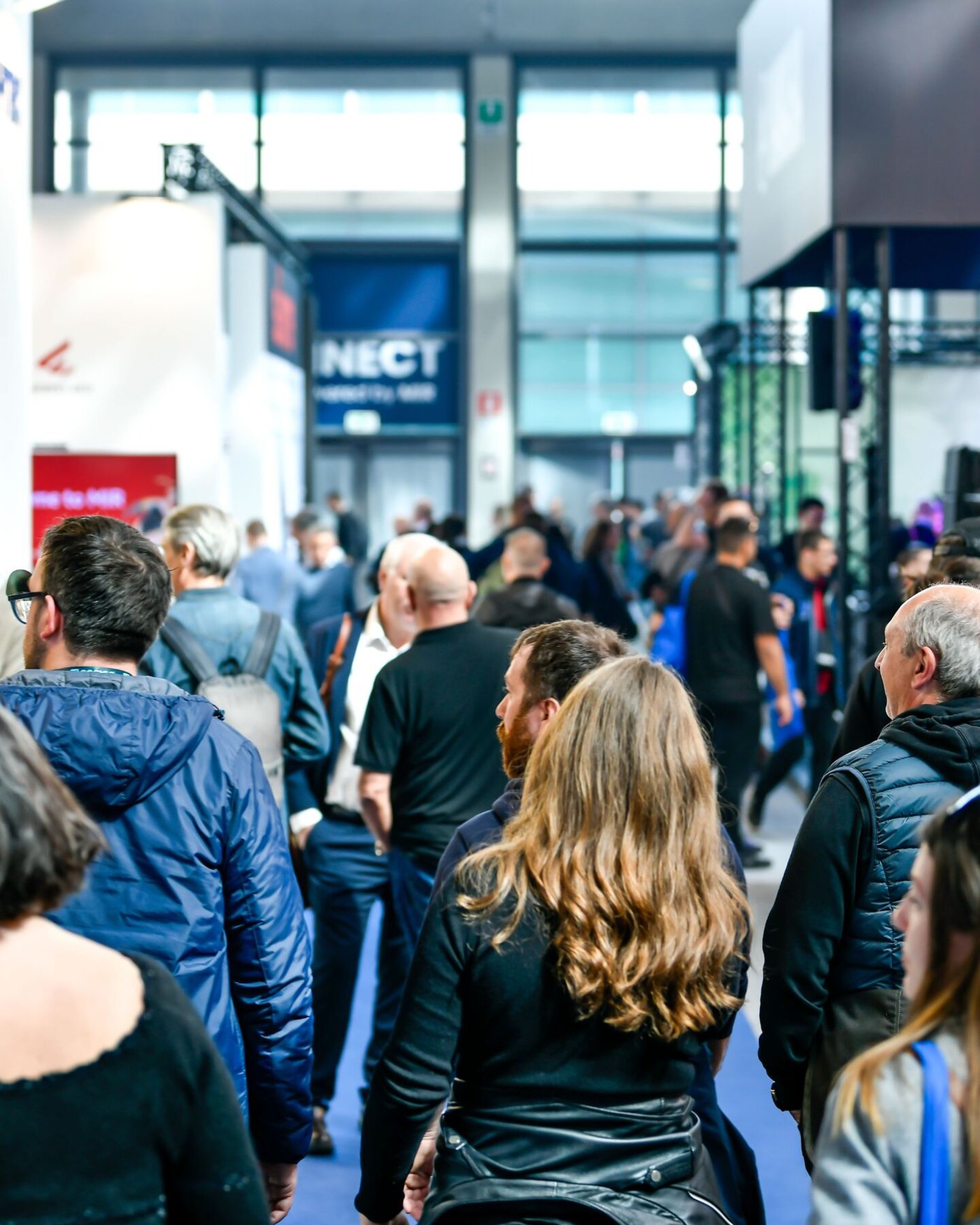 Corridoio di persone nell'area AV Connect a MIR26